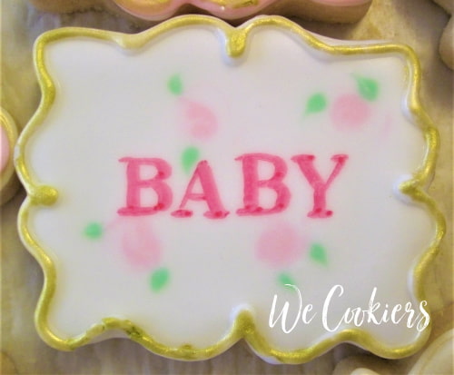 Base coat with wet-on-wet technique with a border Showing the base coat icing dried with a border and wet-on-wet technique