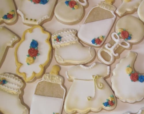 Photo shows piped roses with this stiff royal icing Stiff royal icing with this recipe