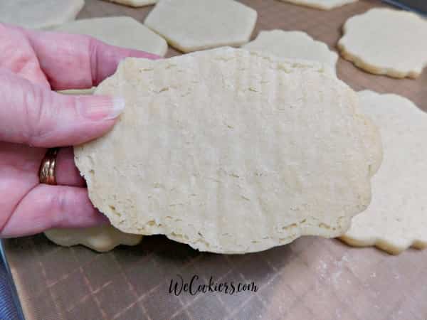 Do you want to know how to have your sugar cookies baked without the bottoms turning brown? Here's how I do it, plus more tips at WeCookiers.com Image showing no browning on bottom of cookie
