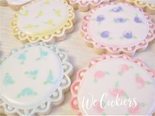 Round cookies with pretty border and wet-on-wet technique Round cookies decorated with pretty border and wet-on-wet technique