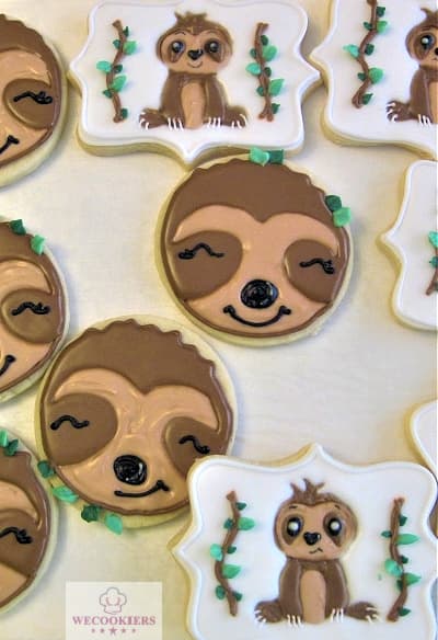 Adorable sloth-themed baby shower cookies using the wet-on-wet technique coupled with using a cookie projector. See more themes, techniques, cutters, and RI templates: Cute little sloths using the wet-on-wet technique. After the icing crusted, I piped on the facial features. These were created using a PICO projector.