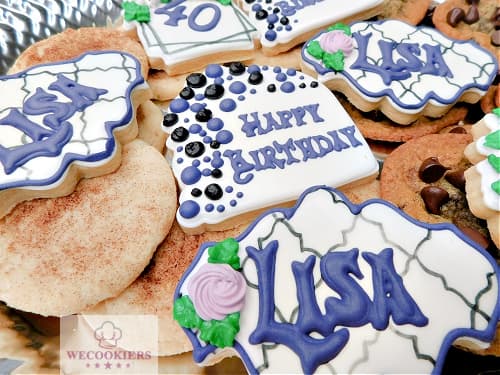 I used a black food color marker to make the design with a stencil in the background of the 'LISA' cookie.