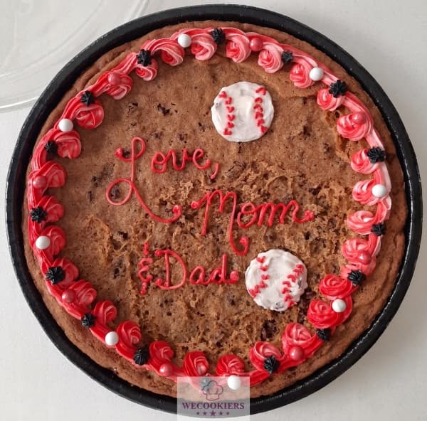 Pizookie decorated with buttercream frosting in a baseball theme. See more ideas for sports sugar cookies here: https://www.wecookiers.com/sports-sugar-cookies.html Large chocolate chip pizookie decorated with buttercream