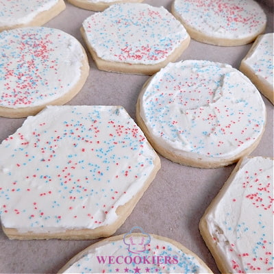 This creamy-smooth American buttercream frosting hits the spot. A free downloadable recipe is included with a dream chocolate buttercream recipe too! This is the best buttercream frosting. A velvety-melt-in-your-mouth recipe with a nice crust. Get your free download here: https://tidd.ly/3uEw2Kj