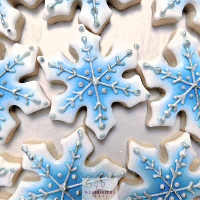 Snowflake cookie with airbrushing