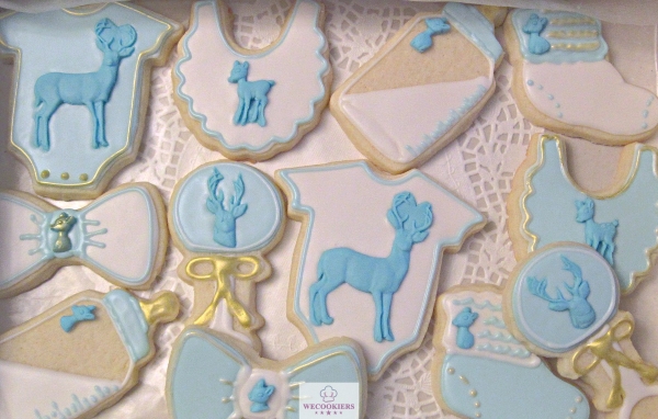 This deer-themed baby boy shower cookie set was created using silicone molds to make the deer out of fondant. See more ideas, techniques, cutters, and baby RI templates: Blue and white baby boy shower cookies with a deer theme. For the deer, I used a silicone mold with fondant.