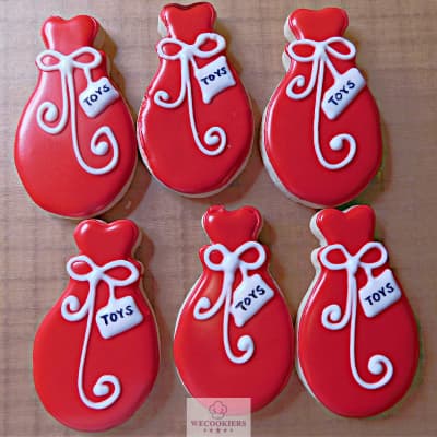 Christmas cookie decorating ideas using a turkey leg cutter and turning it into a Santa toy bag
