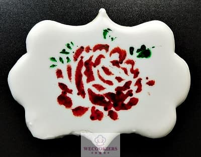 A rose cookie is decorated by using spouncing.