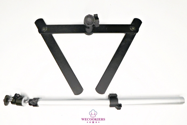 The image shows the extended rod before placing it in the tabletop stand. The photo shows a tabletop projector mount with the rod extended fully.